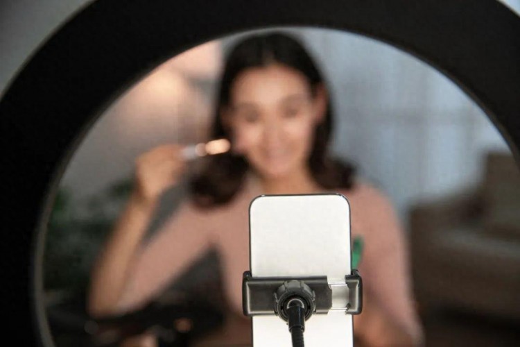 购买“养熟”社交平台帐号带货后，她被举报封号…